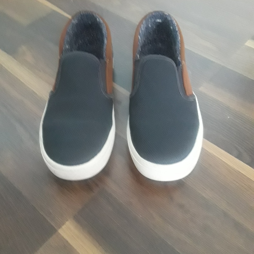 Boys Old Navy slip on shoes